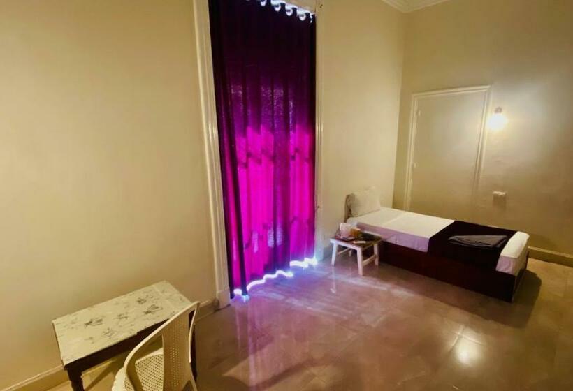 اتاق استاندارد یک نفره, Oh! Cairo Pharaoh Hostel