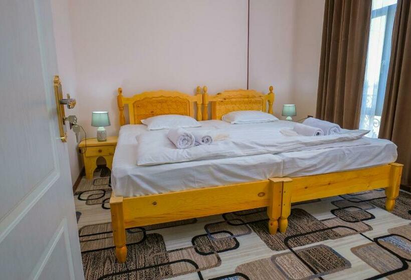 سوییت خانوادگی, Latif