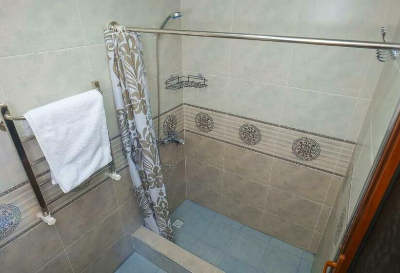 سوییت خانوادگی, Latif