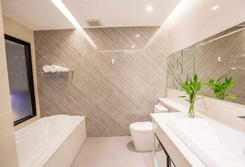 Номер Deluxe, The Crystal Hotel Buriram   Formerly X2 Vibe Buriram