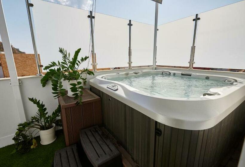 استودیوی استاندارد, Apart Hotel Happy Life