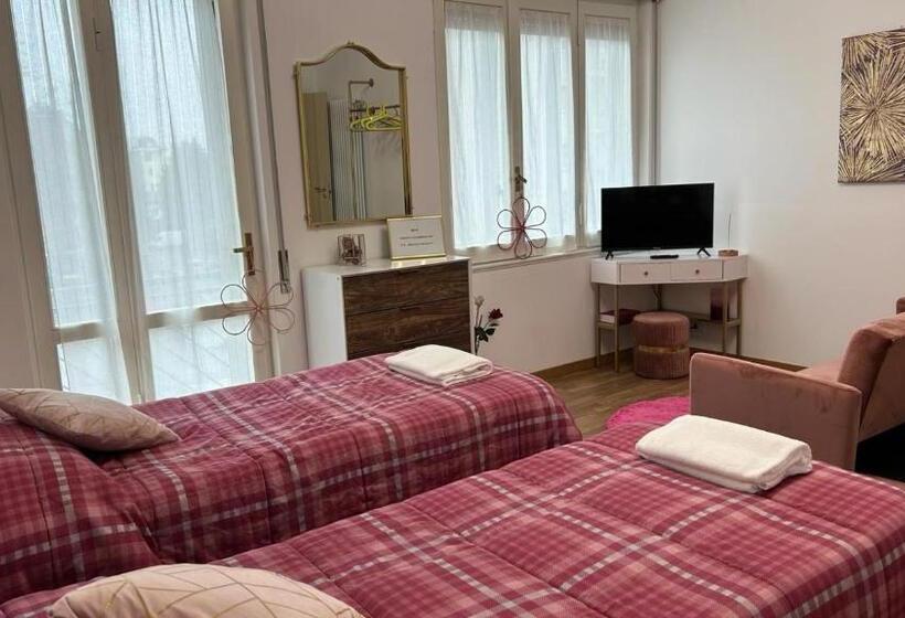 اتاق سه‌نفرۀ استاندارد با سرویس بهداشتی بیرون از اتاق, Comfort Accommodation Room & Le Camere