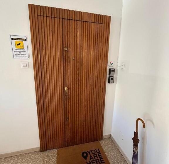 اتاق سه‌نفرۀ استاندارد با سرویس بهداشتی بیرون از اتاق, Comfort Accommodation Room & Le Camere