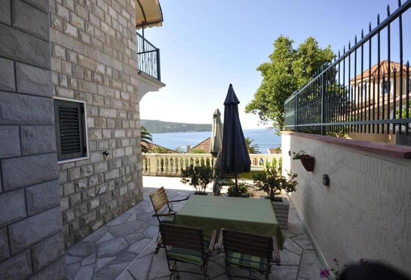 1 Bedroom Apartment with Terrace Sea View, Garni Hotel Bokeška Noć