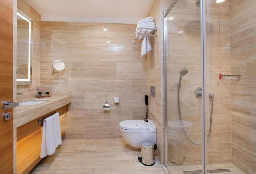 Quarto Estandar, Mia City