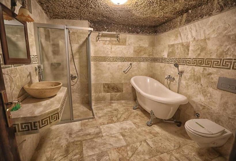 اتاق لوکس خانوادگی, Century Cave
