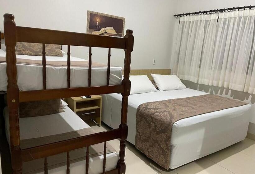 غرفة قياسية رباعية, Jardim