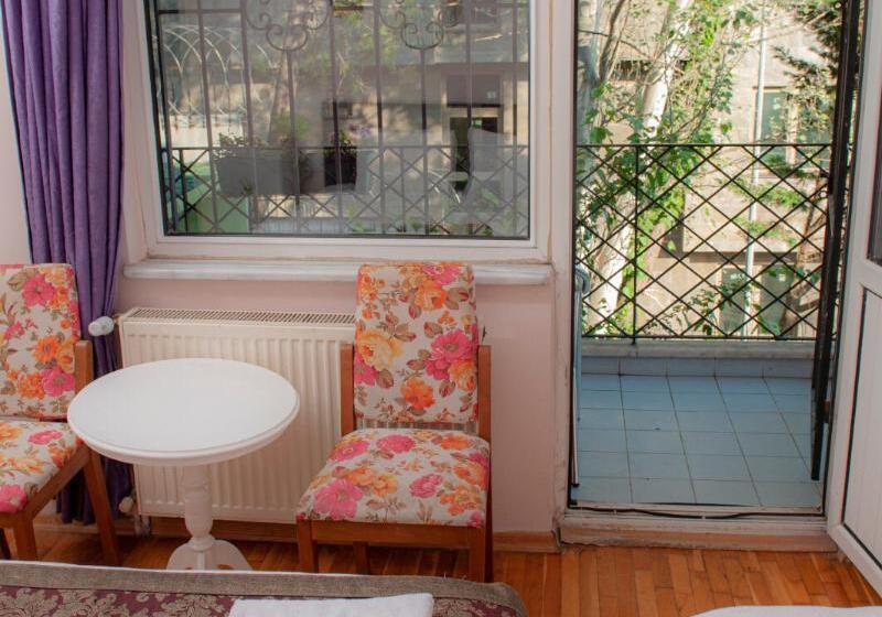 سوییت با چشم‌انداز دریا, Yesim Suites