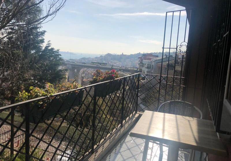 سوییت با چشم‌انداز دریا, Yesim Suites