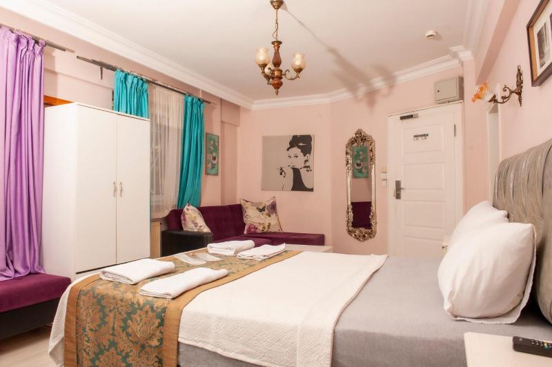 اتاق استاندارد سه تخته با چشم‌انداز باغ, Yesim Suites