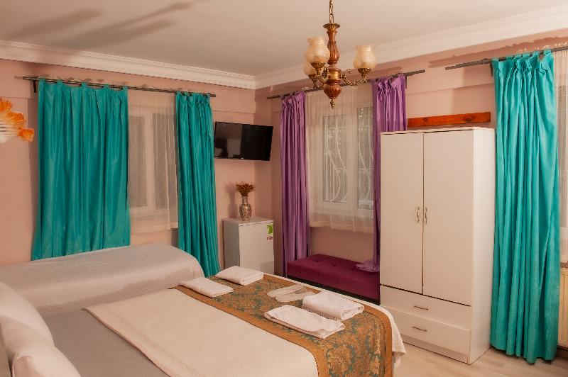 اتاق استاندارد سه تخته با چشم‌انداز باغ, Yesim Suites