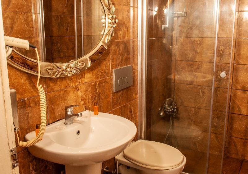 اتاق استاندارد سه تخته با چشم‌انداز باغ, Yesim Suites