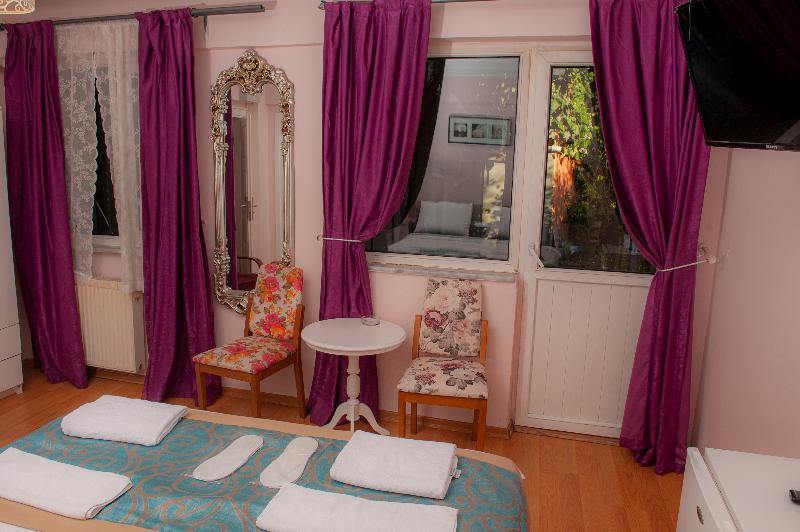 اتاق استاندارد سه تخته با چشم‌انداز باغ, Yesim Suites