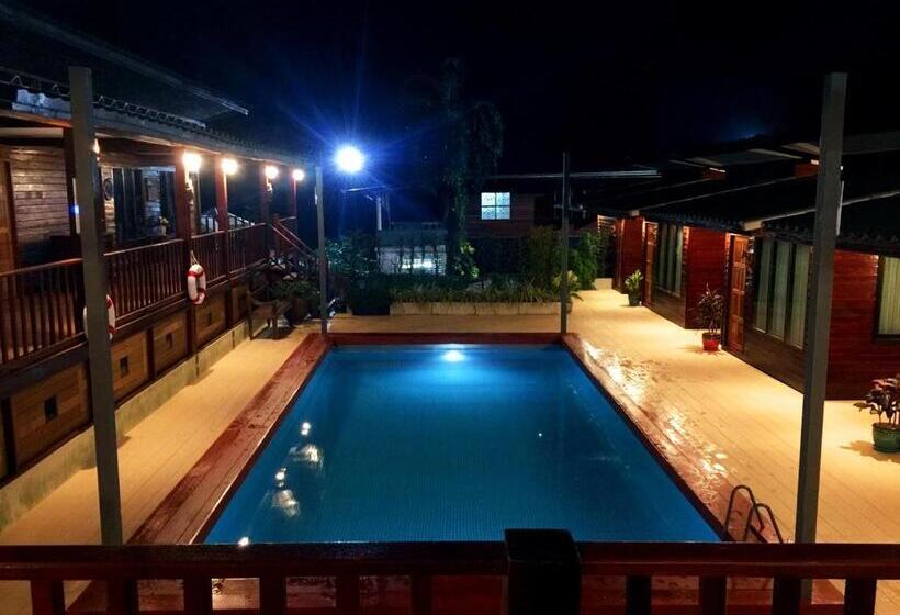 プールビュースタンダードルーム, Chuchaiburi Sri Amphawa