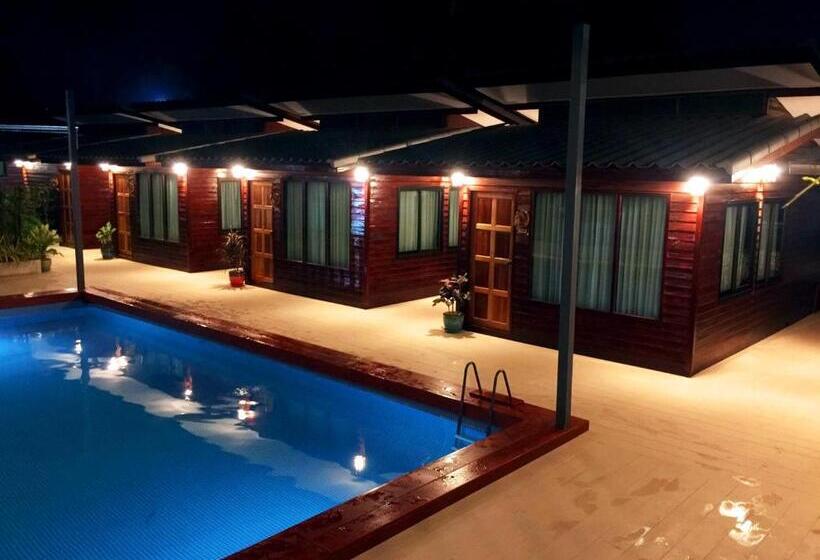 Номер Стандарт Вид на Бассейн, Chuchaiburi Sri Amphawa
