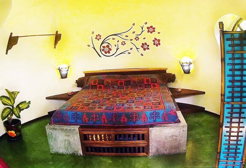 بانگلوی ممتاز, Flower Power Farm Village