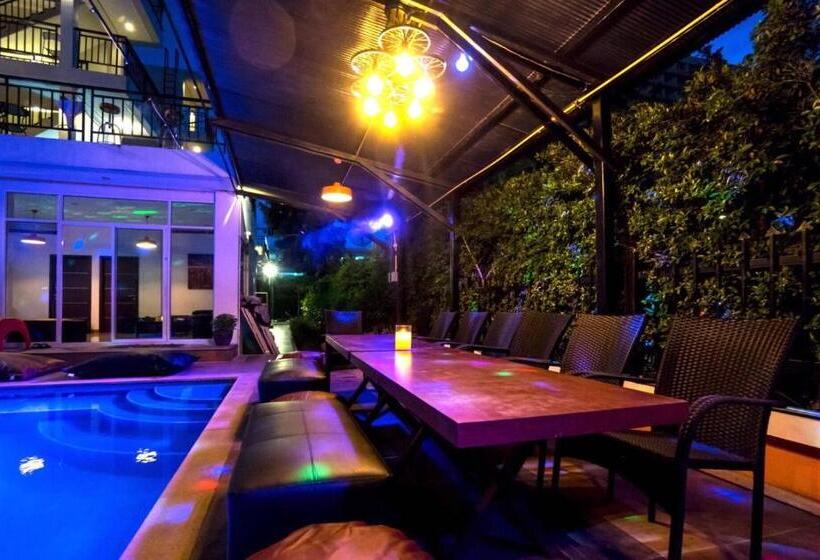 ویلای یک اتاق خوابه با استخر شنا, Villa Navin