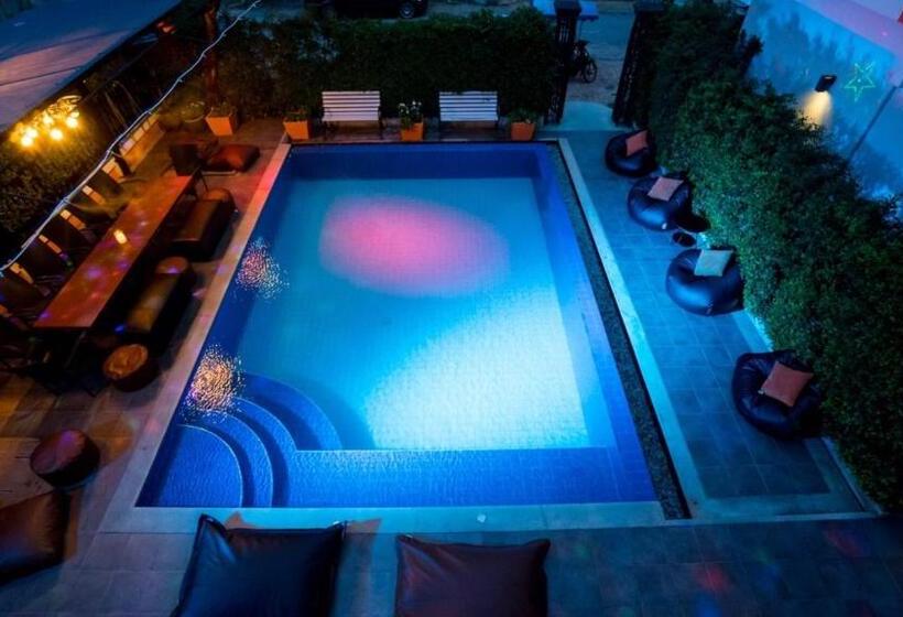 ویلای یک اتاق خوابه با استخر شنا, Villa Navin