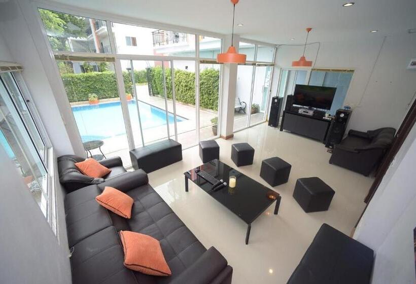 ویلای یک اتاق خوابه با استخر شنا, Villa Navin