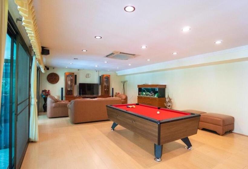 ویلای یک اتاق خوابه با استخر شنا, Villa Navin