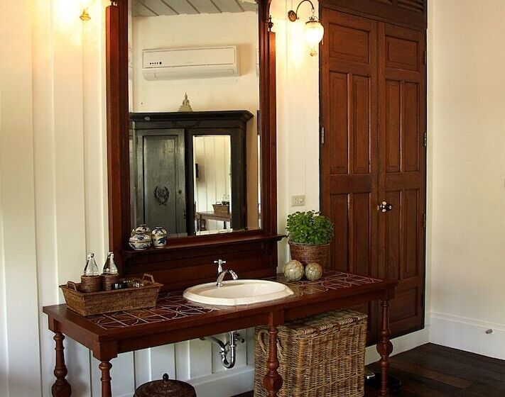 اتاق لوکس, The Bhuthorn Bed And Breakfast