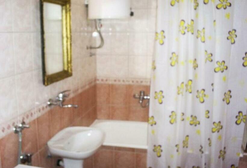 اتاق استاندارد سه تخته با سرویس بهداشتی مشترک, Hostel Ruler