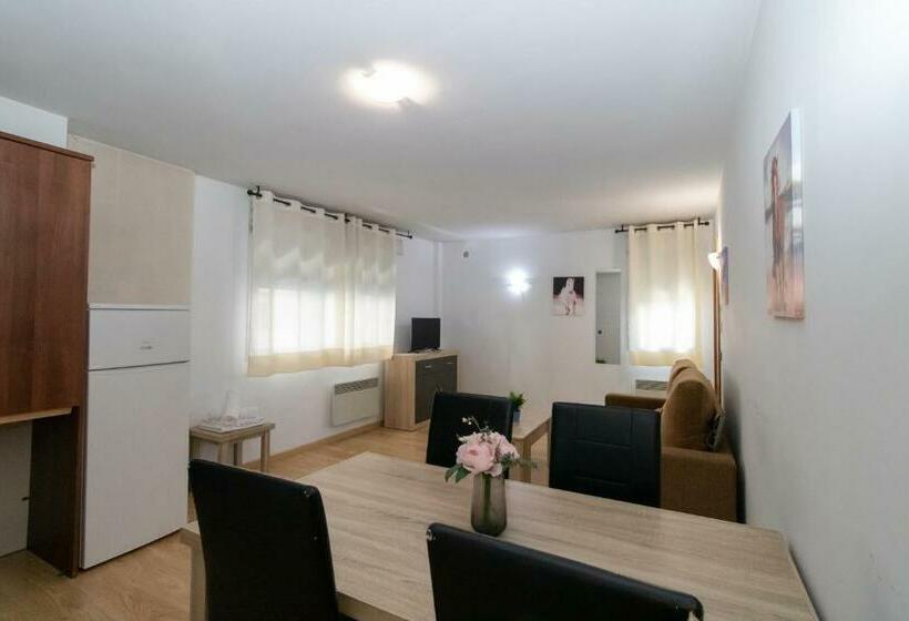 דירת חדר, Apartamentos Araco 3000