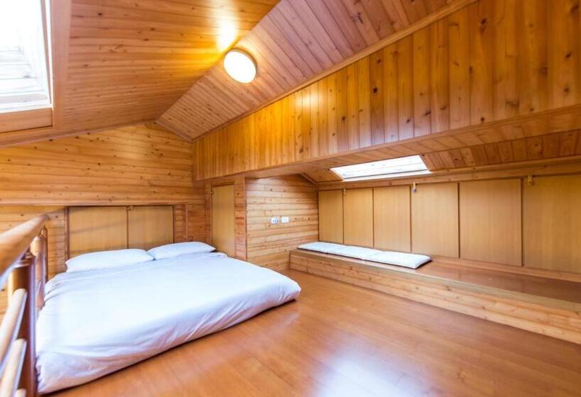 اتاق استاندارد چهارنفره با چشم‌انداز باغ, Mandy's House B&b