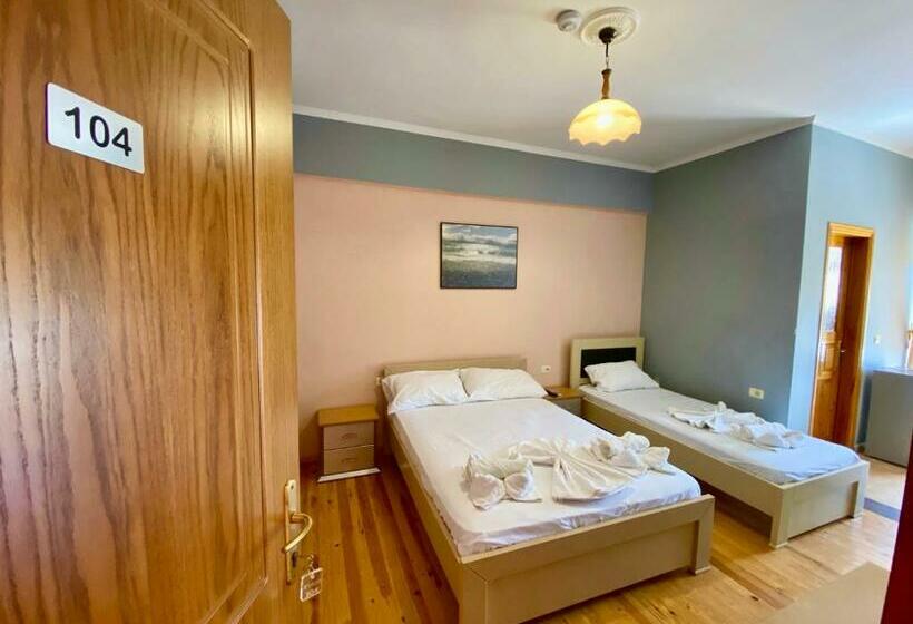 اتاق راحتی سه تخته, Family Hotel Haruni