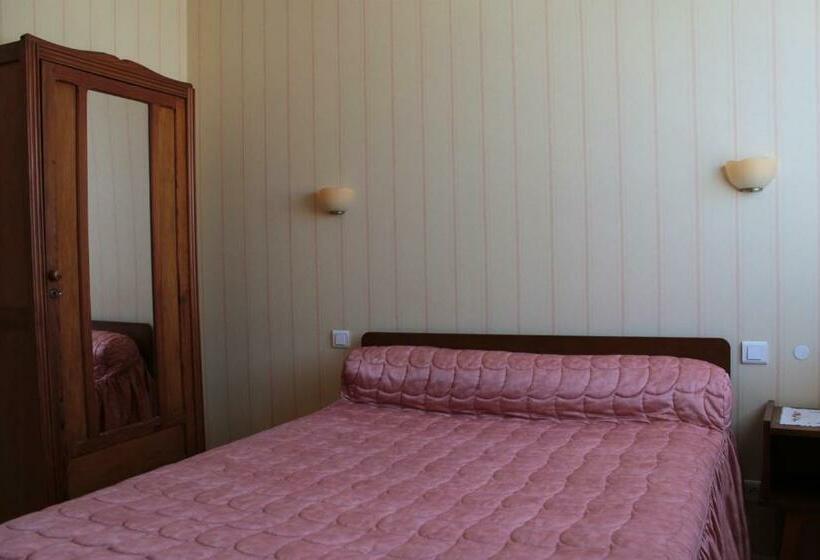 Четырехместный Номер Стандарт, Hôtel Ladagnous