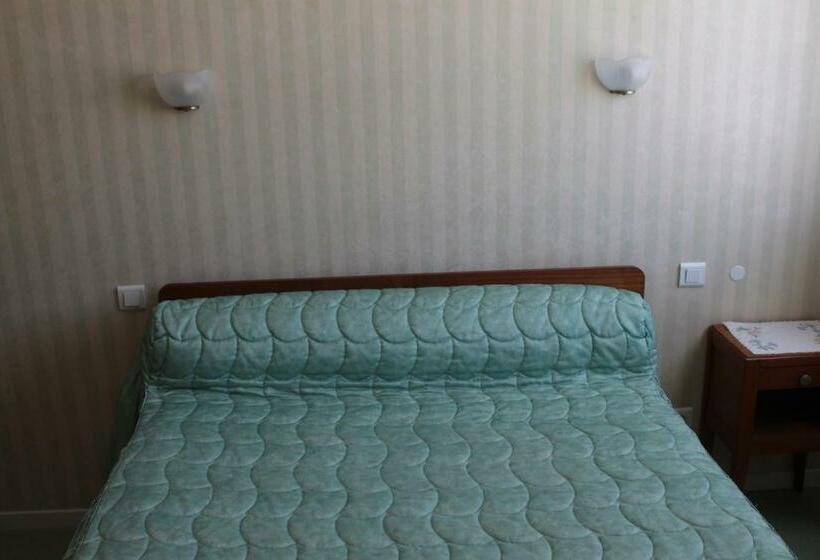 Четырехместный Номер Стандарт, Hôtel Ladagnous