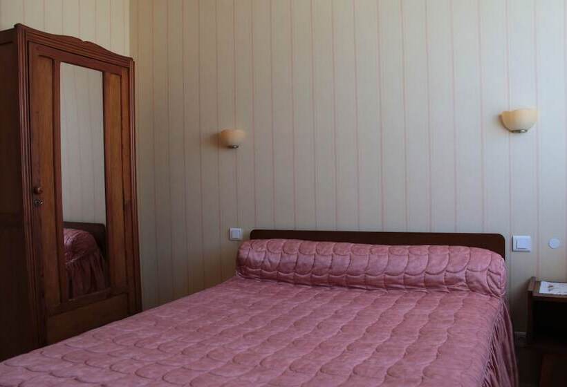 Четырехместный Номер Стандарт, Hôtel Ladagnous