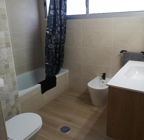 Номер Стандарт Трехместный, Hostal Mari, Alquiler Habitación Privada En Hostal, 6 Habitaciones Cerca De La Universidad Y Aeropue