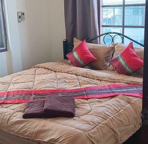 חדר סטנדרט חדר אמבטיה משותף, Hug Glur House Tour And Hostel