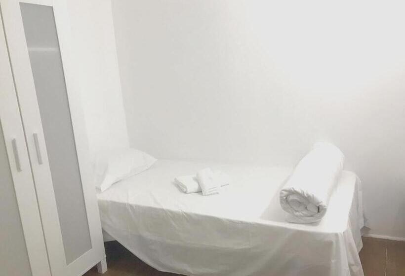 اتاق استاندارد یک نفره, Alfama Guest House