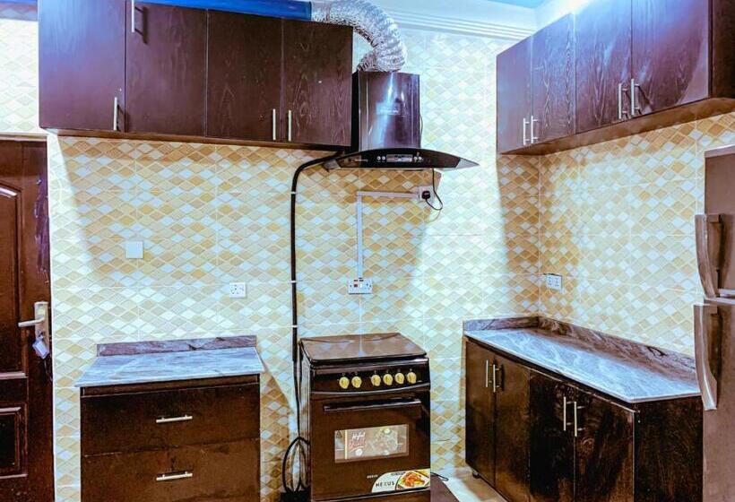 استودیو خانوادگی, Lugbe Guest House By Select On Airport Rd, 3rooms, 3 King Sized Beds