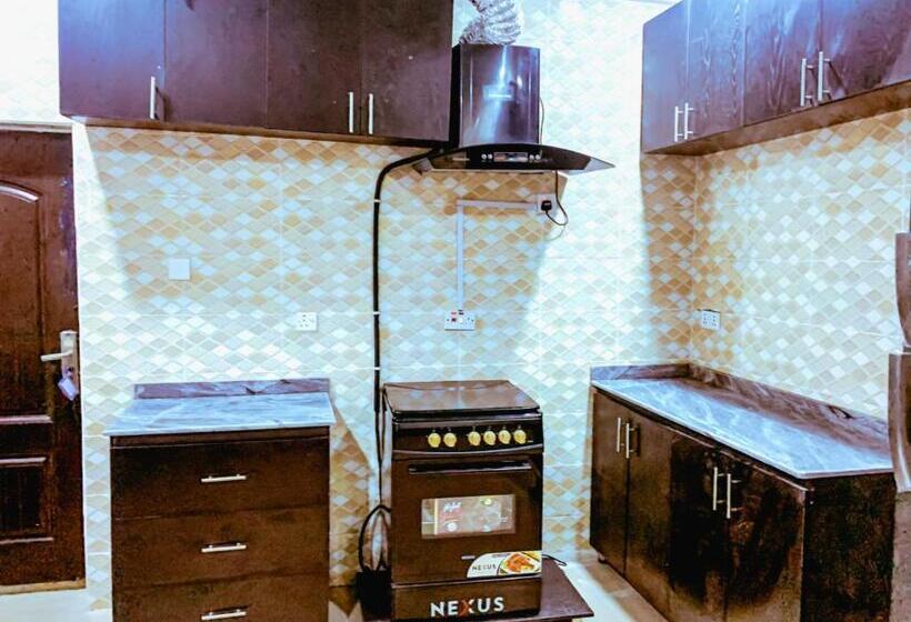 استودیو خانوادگی, Lugbe Guest House By Select On Airport Rd, 3rooms, 3 King Sized Beds