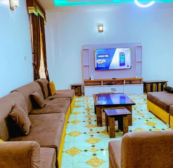 استودیو خانوادگی, Lugbe Guest House By Select On Airport Rd, 3rooms, 3 King Sized Beds