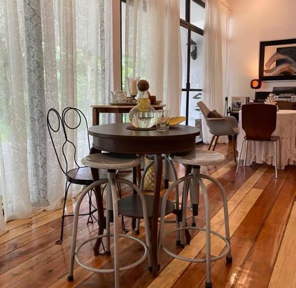 اتاق استاندارد با چشم‌انداز استخر, Balai Benedicere Bed & Breakfast