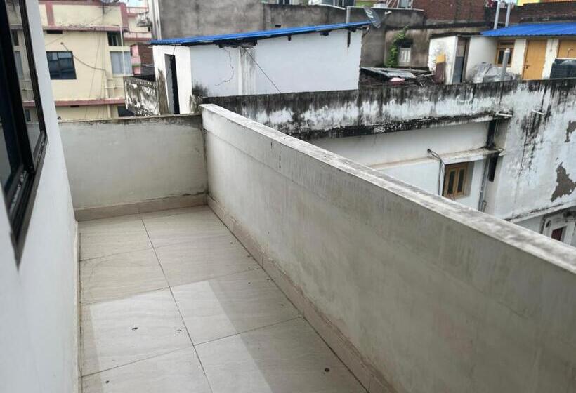 اتاق لوکس با بالکن, Shubham House