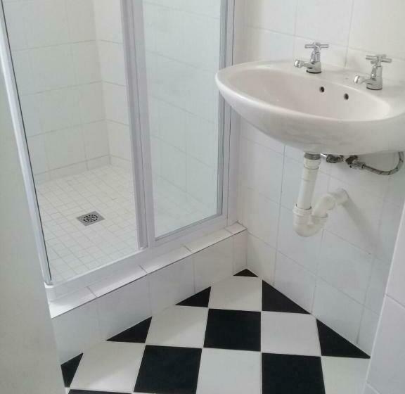 استودیوی استاندارد, Green Elephant Backpackers