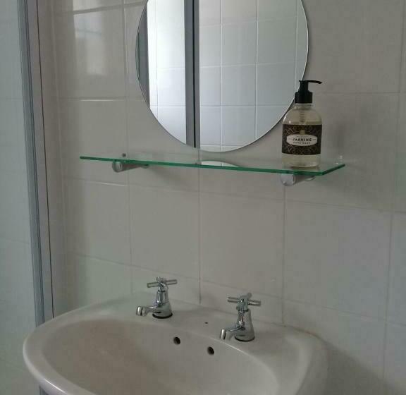 استودیوی استاندارد, Green Elephant Backpackers