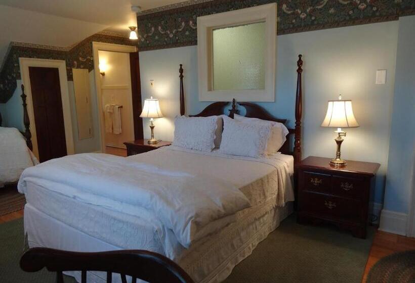 Номер Стандарт Трехместный, Stone Chalet Bed & Breakfast Inn