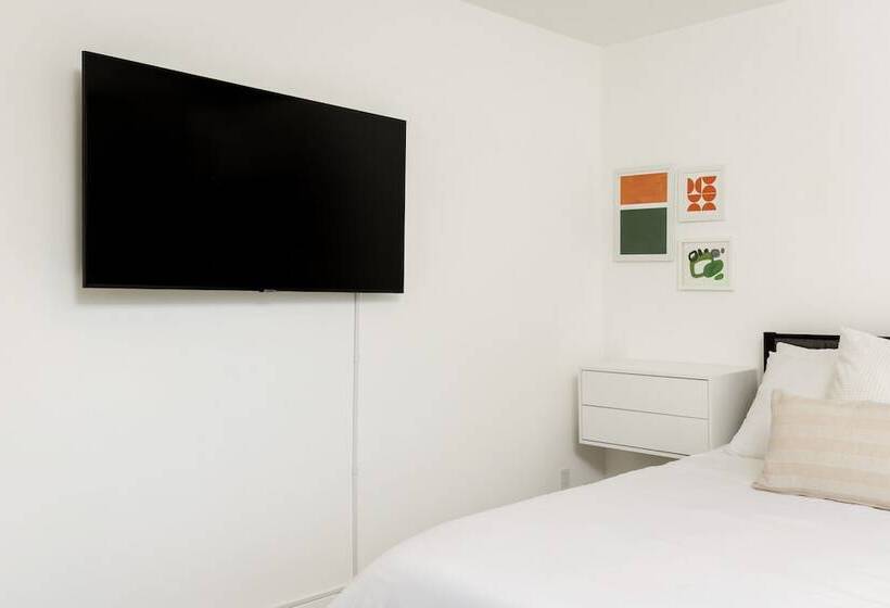 Студия Стандарт, Fenix Hotel Hollywood
