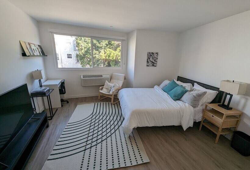 Студия Стандарт, Fenix Hotel Hollywood