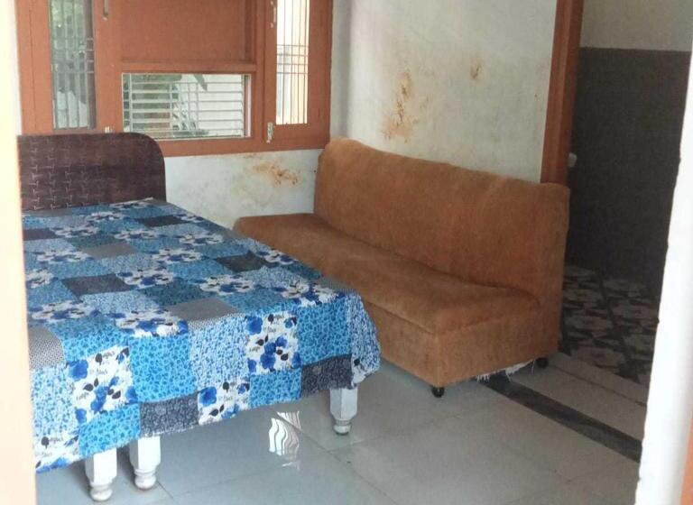 三人经典房间, Oyo V S Guest House