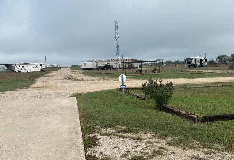 Люкс Deluxe Кровать Кинг, Southern Inn & Suites Rv Lots Now Available