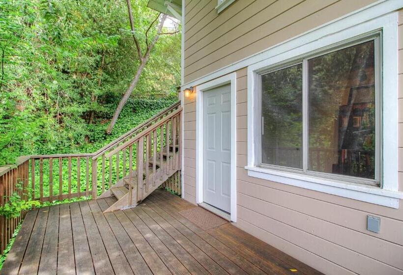 Студия Стандарт, Downtown Cottage In The Woods