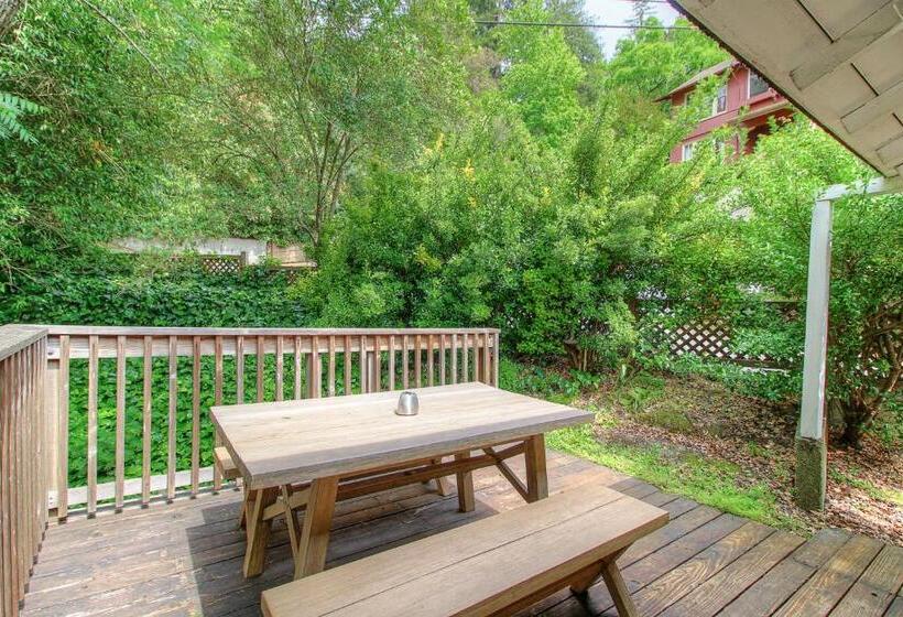 Студия Стандарт, Downtown Cottage In The Woods