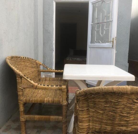 اتاق اکونومی یک تخته, Zion Inn